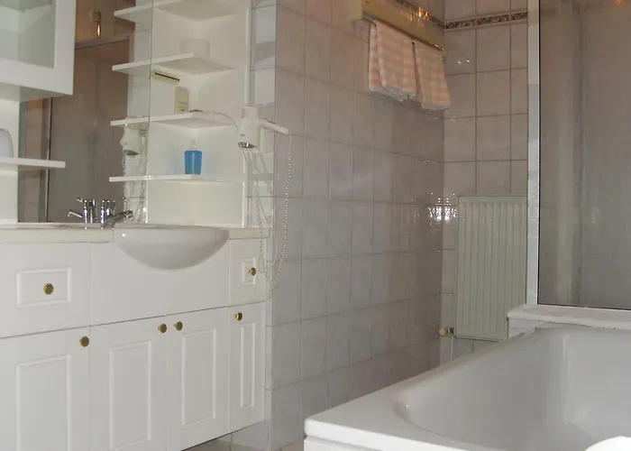 Garni Loehr لانداو آن در إيزار